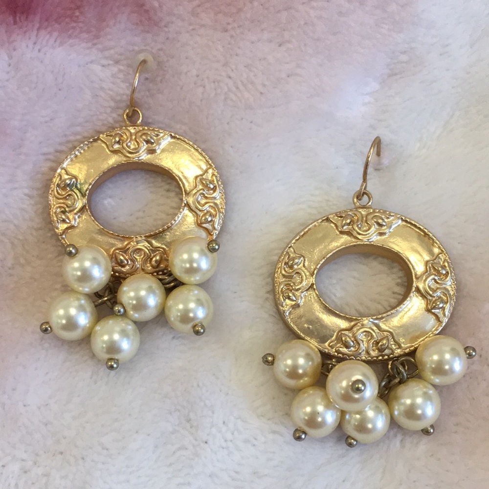 Chicos Floral Faux Pearl Baroque Fashion Earrings NWOT 1.25”x2”
